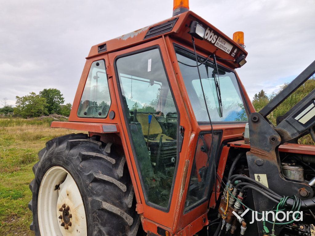 Lastartraktor New Holland 110-90