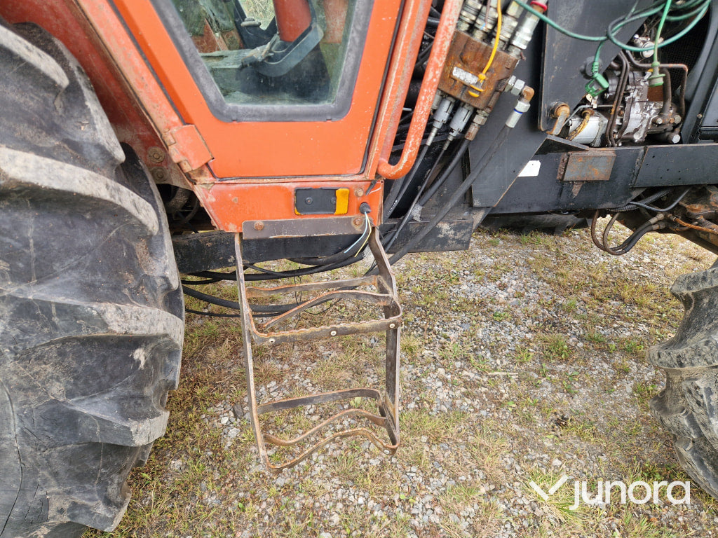 Lastartraktor New Holland 110-90
