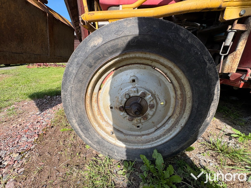 Traktor Massey Ferguson 135 S