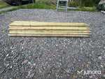 Runda impregnerade staketstolpar