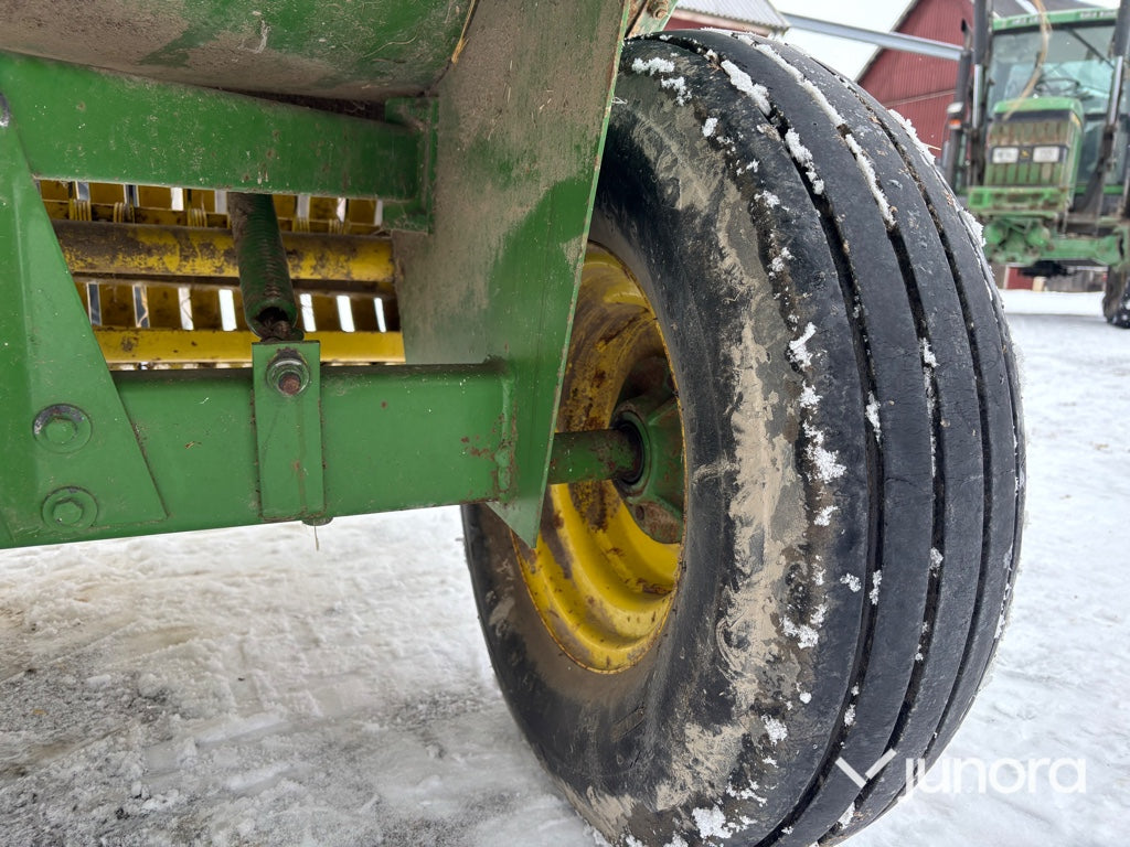 Hårdpress + Kastare - John Deere, 332A