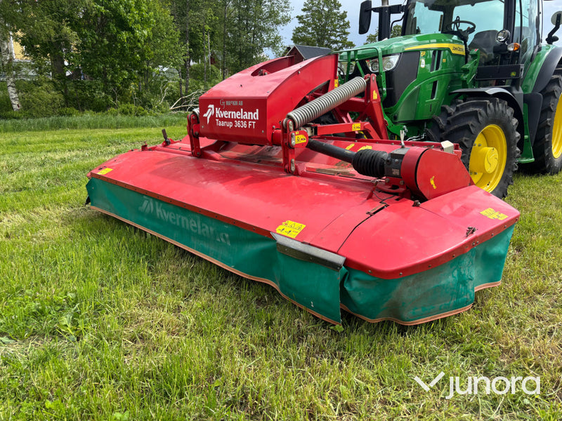 Frontmonterad slåtterkross