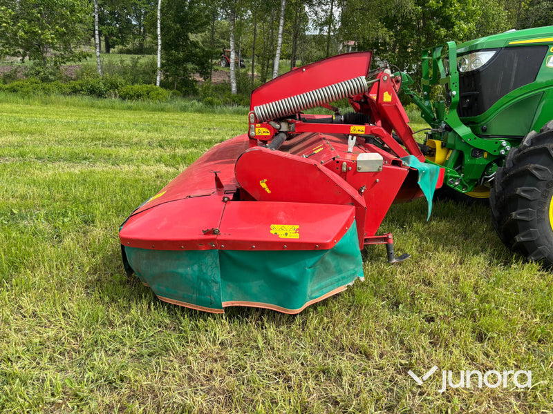 Frontmonterad slåtterkross