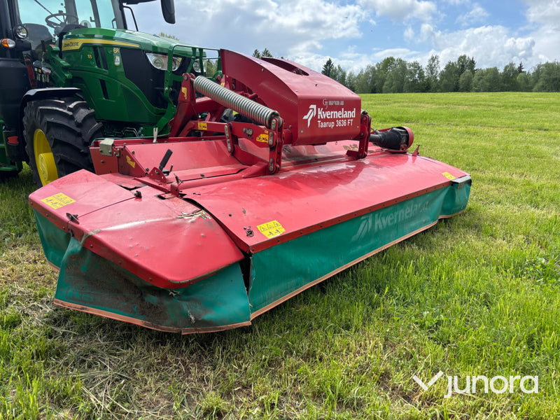 Frontmonterad slåtterkross