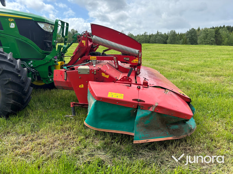 Frontmonterad slåtterkross