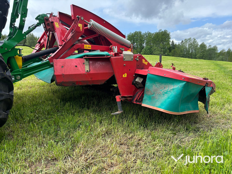 Frontmonterad slåtterkross