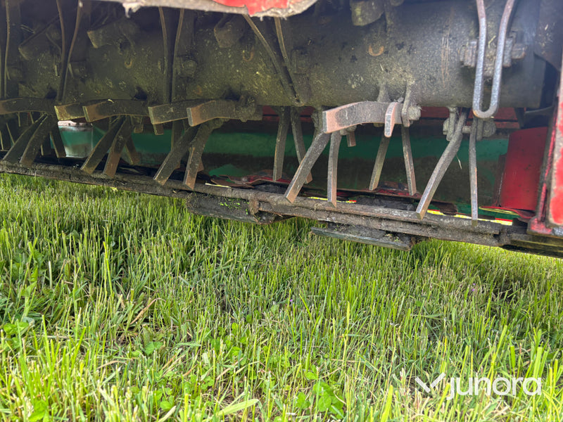 Frontmonterad slåtterkross