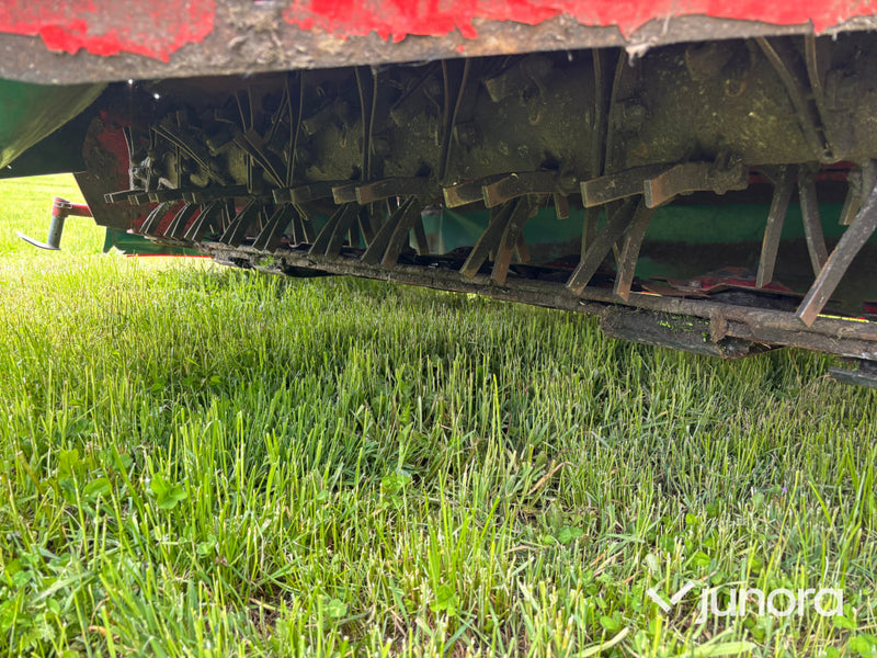 Frontmonterad slåtterkross