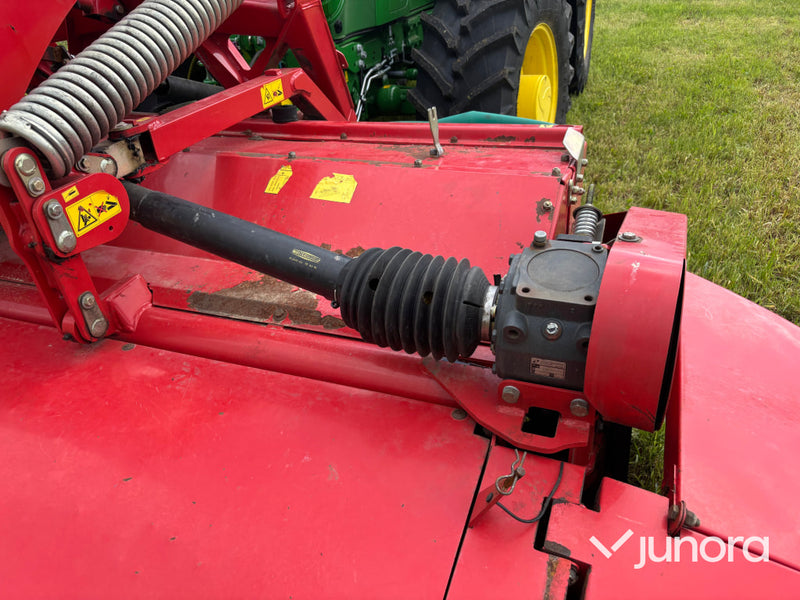 Frontmonterad slåtterkross