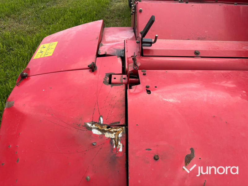 Frontmonterad slåtterkross