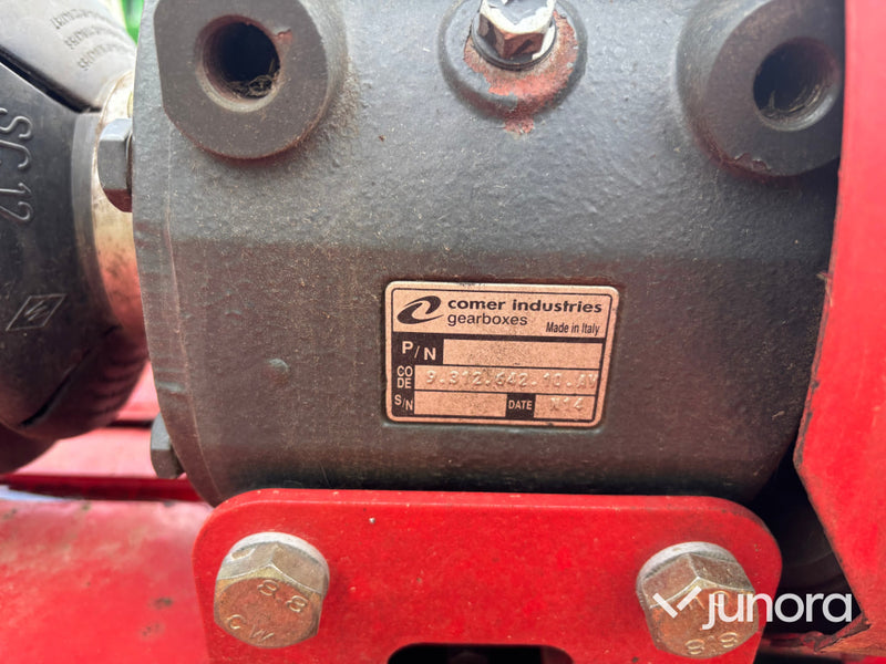 Frontmonterad slåtterkross