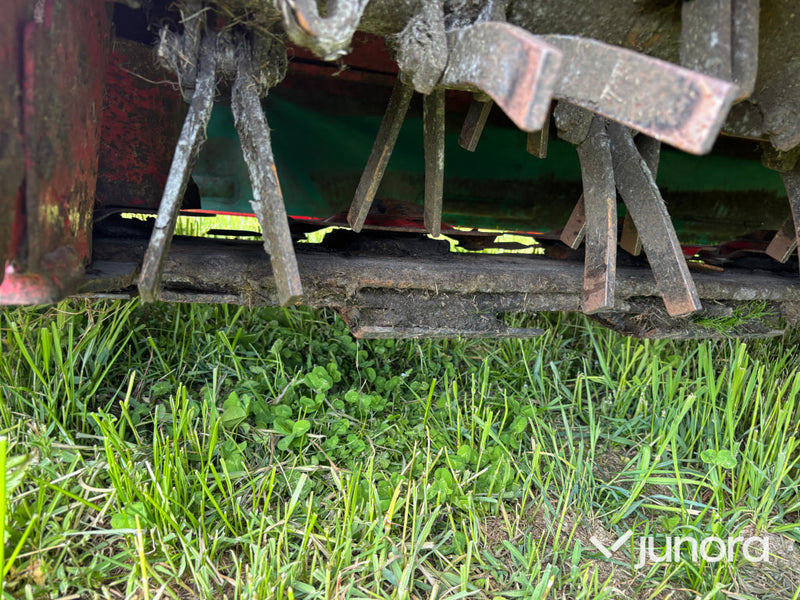 Frontmonterad slåtterkross