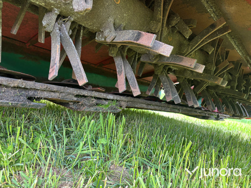 Frontmonterad slåtterkross