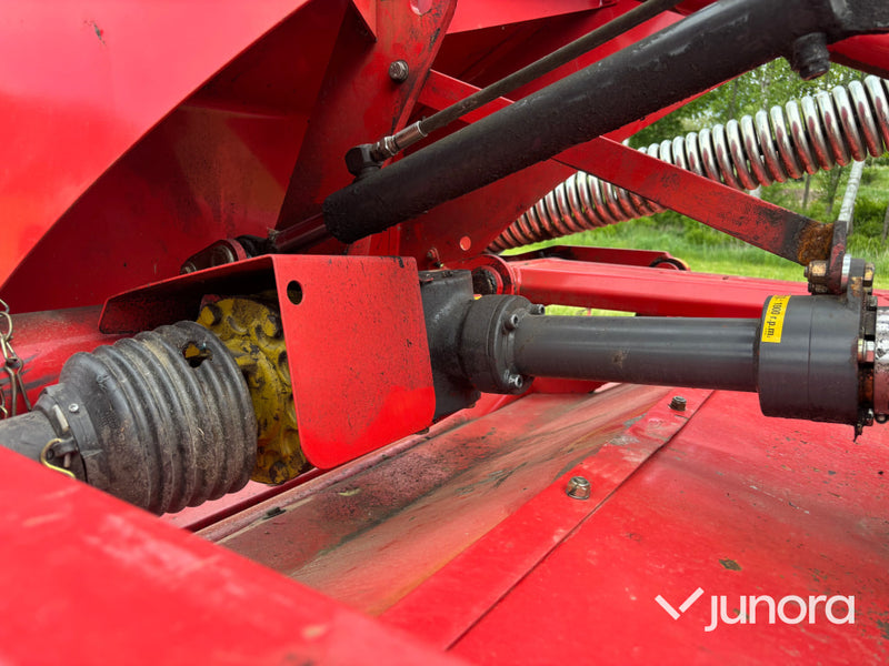 Frontmonterad slåtterkross