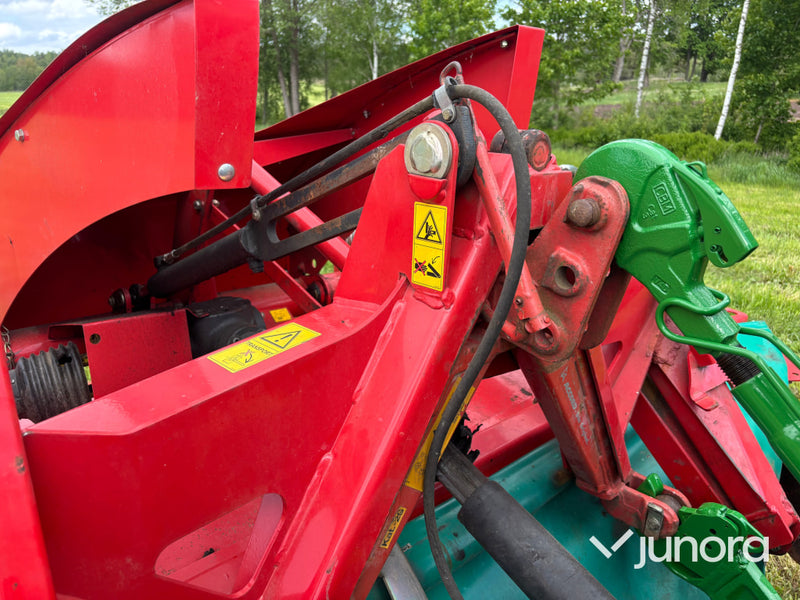 Frontmonterad slåtterkross