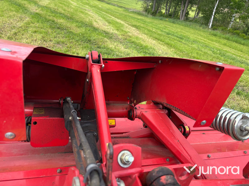 Frontmonterad slåtterkross