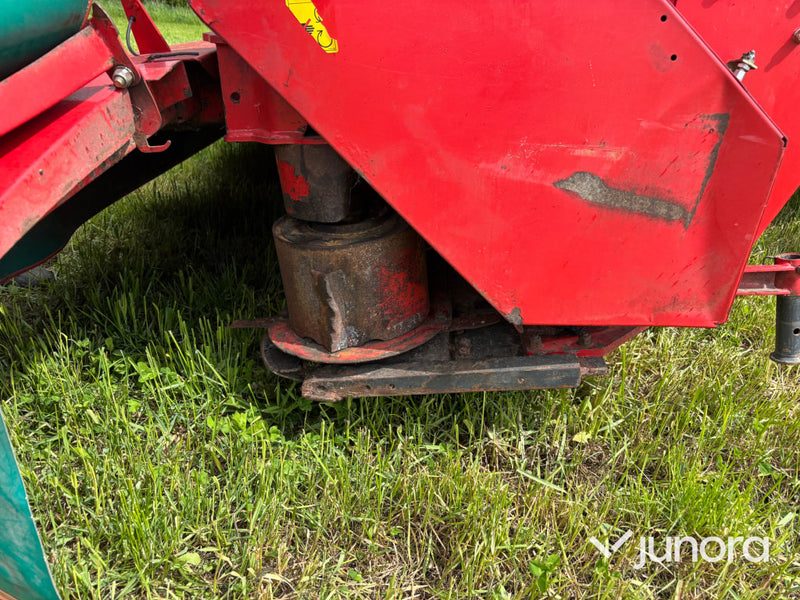 Frontmonterad slåtterkross