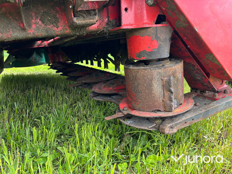 Frontmonterad slåtterkross