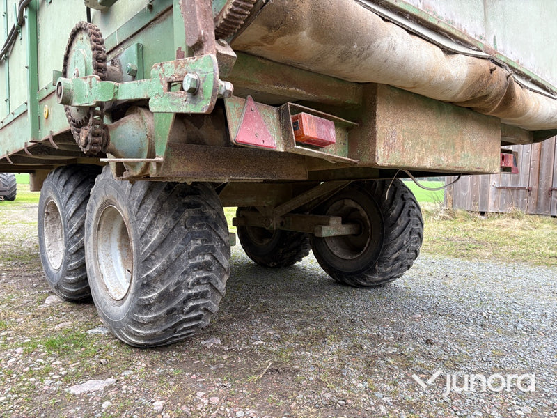 Potatiskärra – eldriven bottenmatta, hydraulisk baklucka