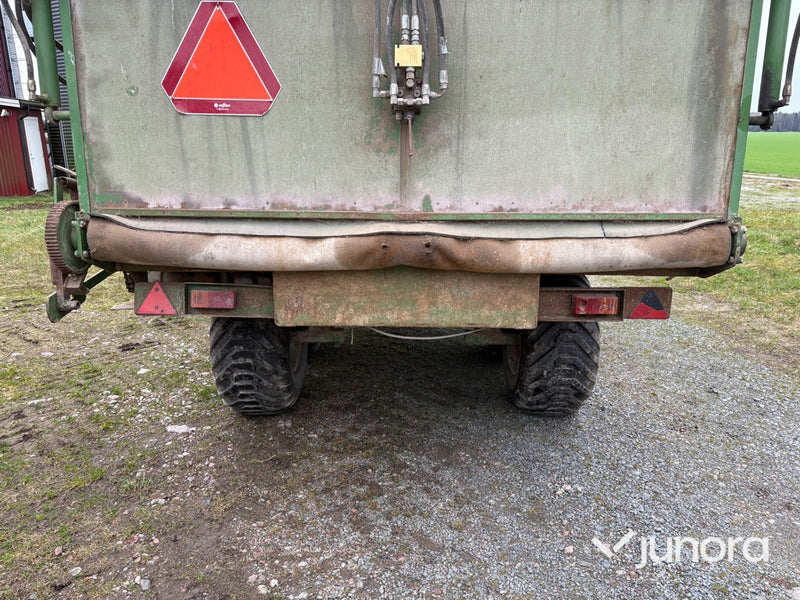 Potatiskärra – eldriven bottenmatta, hydraulisk baklucka