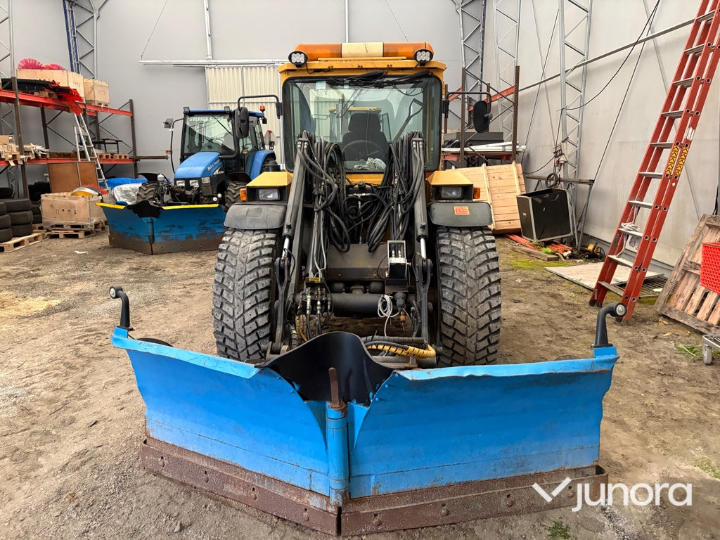 Redskapsbärare Lundberg 345 LS med vikplog och sandspridare