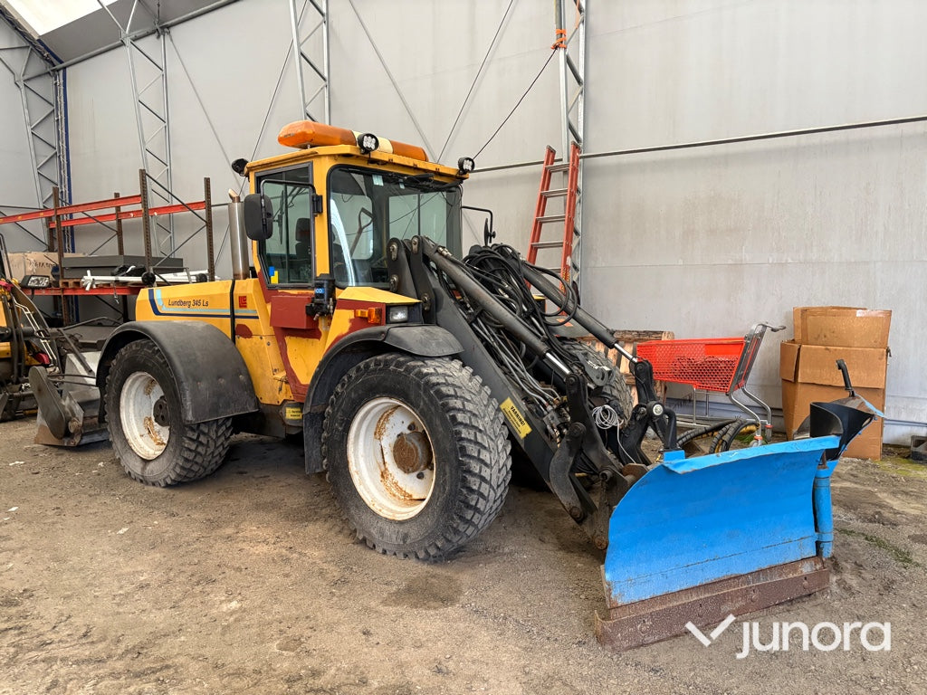 Redskapsbärare Lundberg 345 LS med vikplog och sandspridare