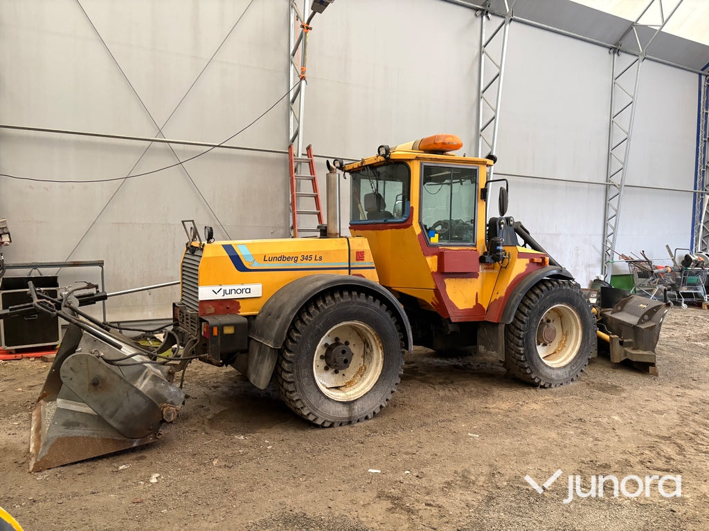 Redskapsbärare Lundberg 345 LS med vikplog och sandspridare