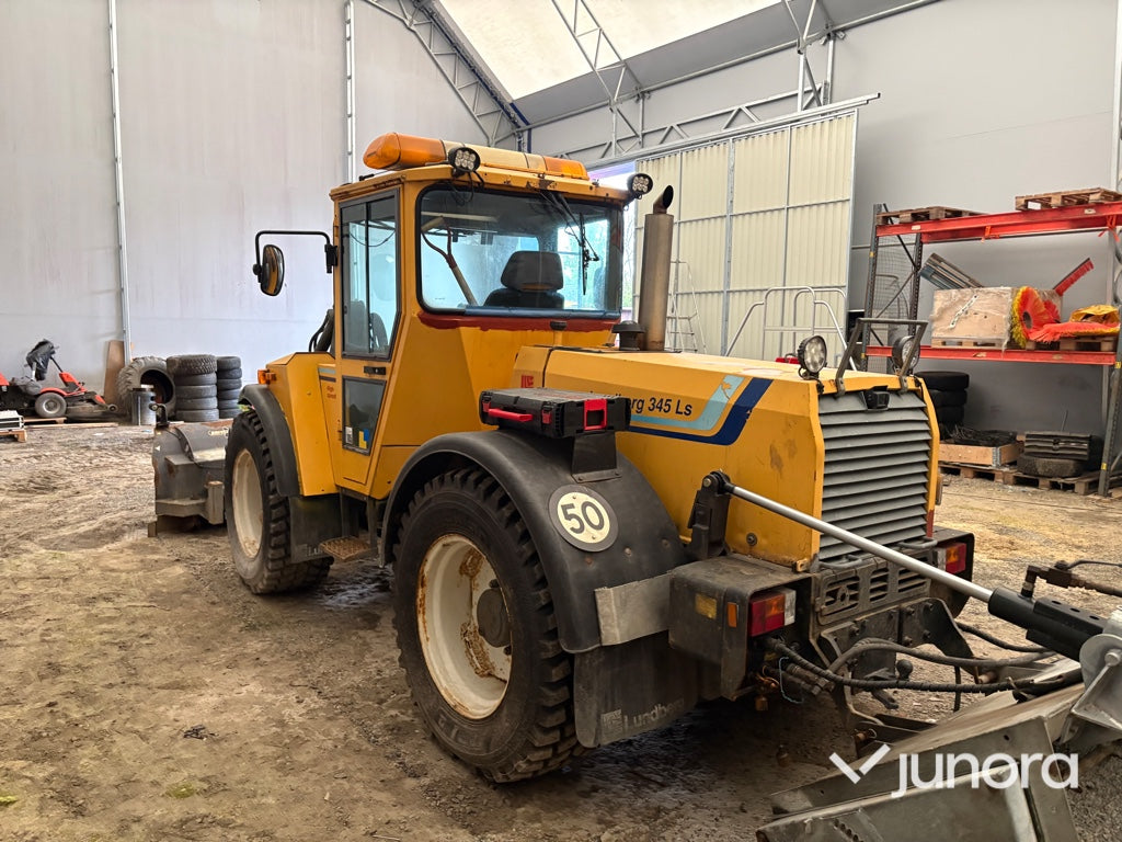 Redskapsbärare Lundberg 345 LS med vikplog och sandspridare