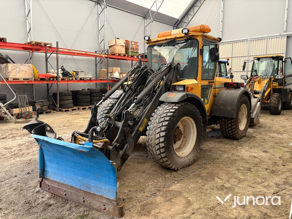 Redskapsbärare Lundberg 345 LS med vikplog och sandspridare