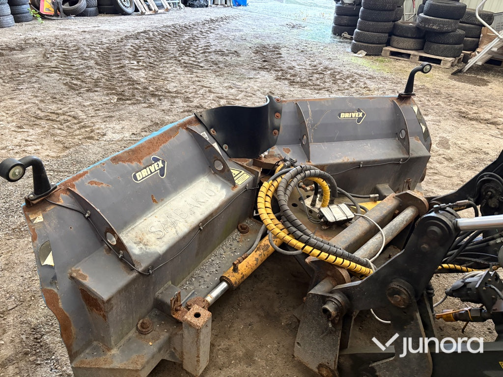 Redskapsbärare Lundberg 345 LS med vikplog och sandspridare