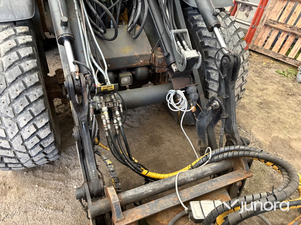 Redskapsbärare Lundberg 345 LS med vikplog och sandspridare