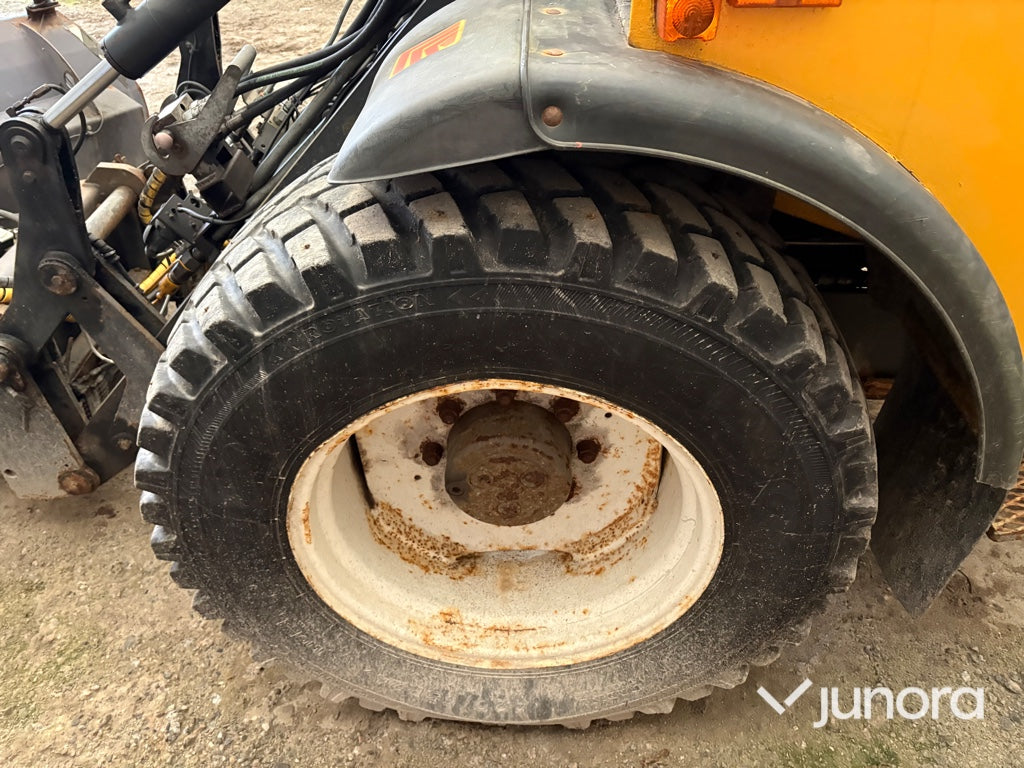 Redskapsbärare Lundberg 345 LS med vikplog och sandspridare