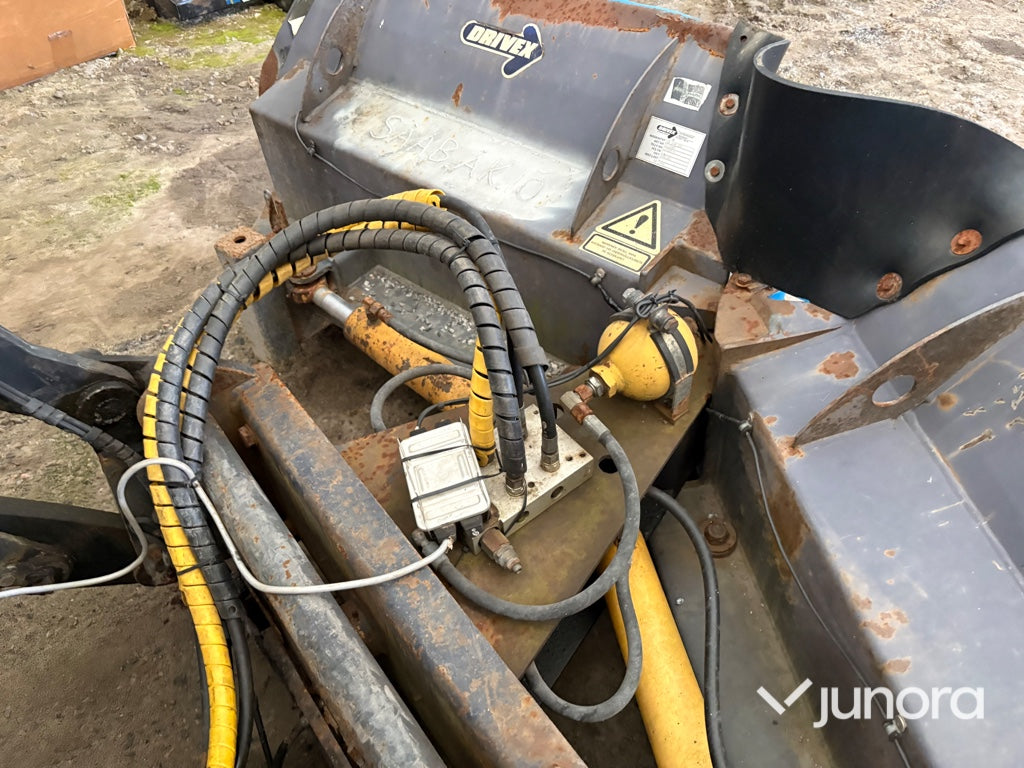 Redskapsbärare Lundberg 345 LS med vikplog och sandspridare