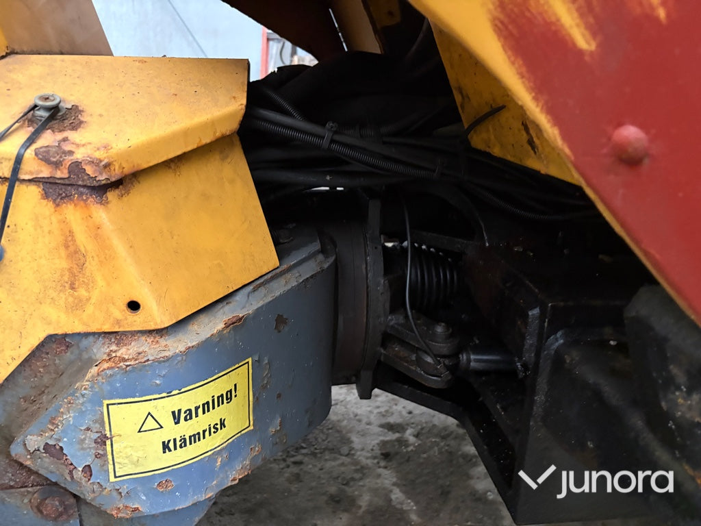 Redskapsbärare Lundberg 345 LS med vikplog och sandspridare