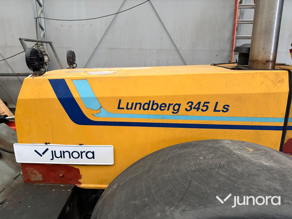 Redskapsbärare Lundberg 345 LS med vikplog och sandspridare