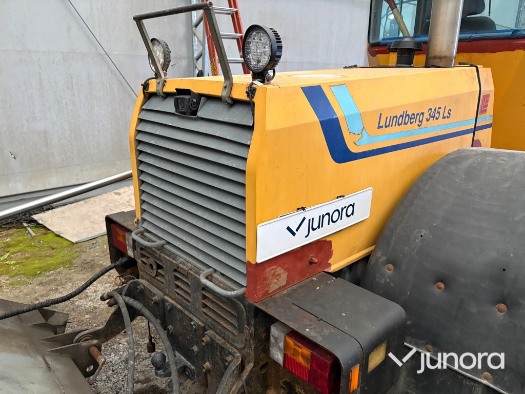 Redskapsbärare Lundberg 345 LS med vikplog och sandspridare