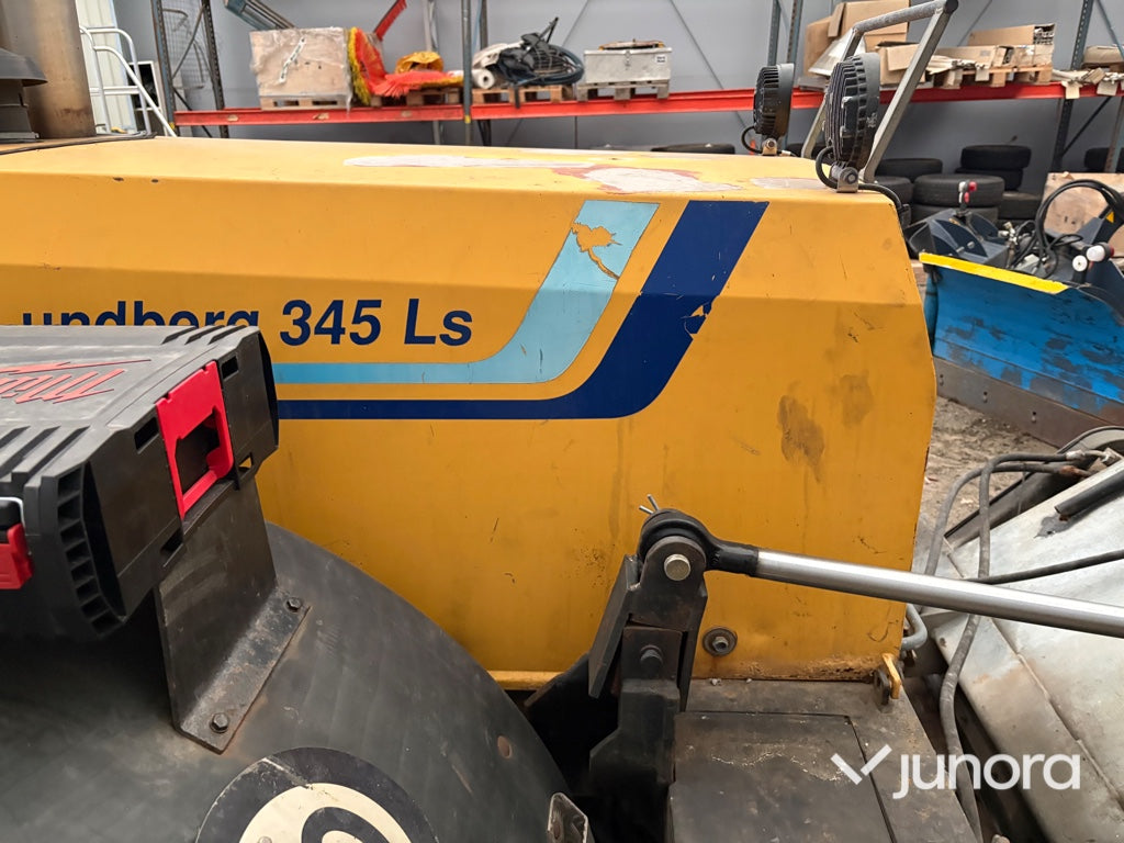 Redskapsbärare Lundberg 345 LS med vikplog och sandspridare