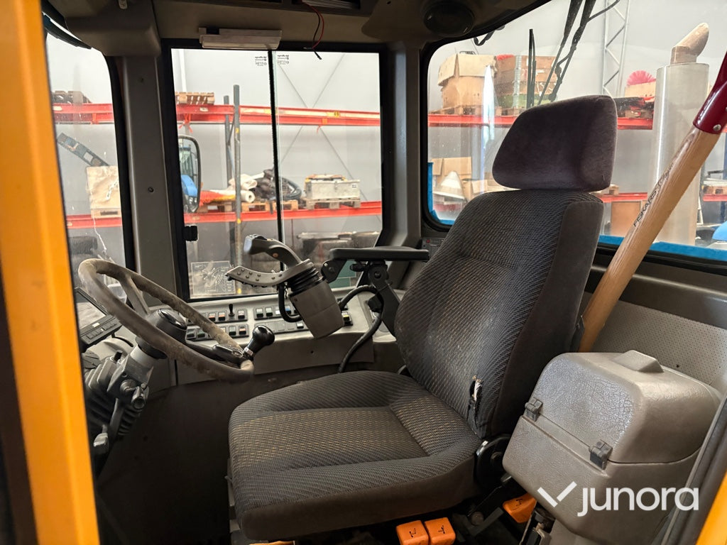 Redskapsbärare Lundberg 345 LS med vikplog och sandspridare
