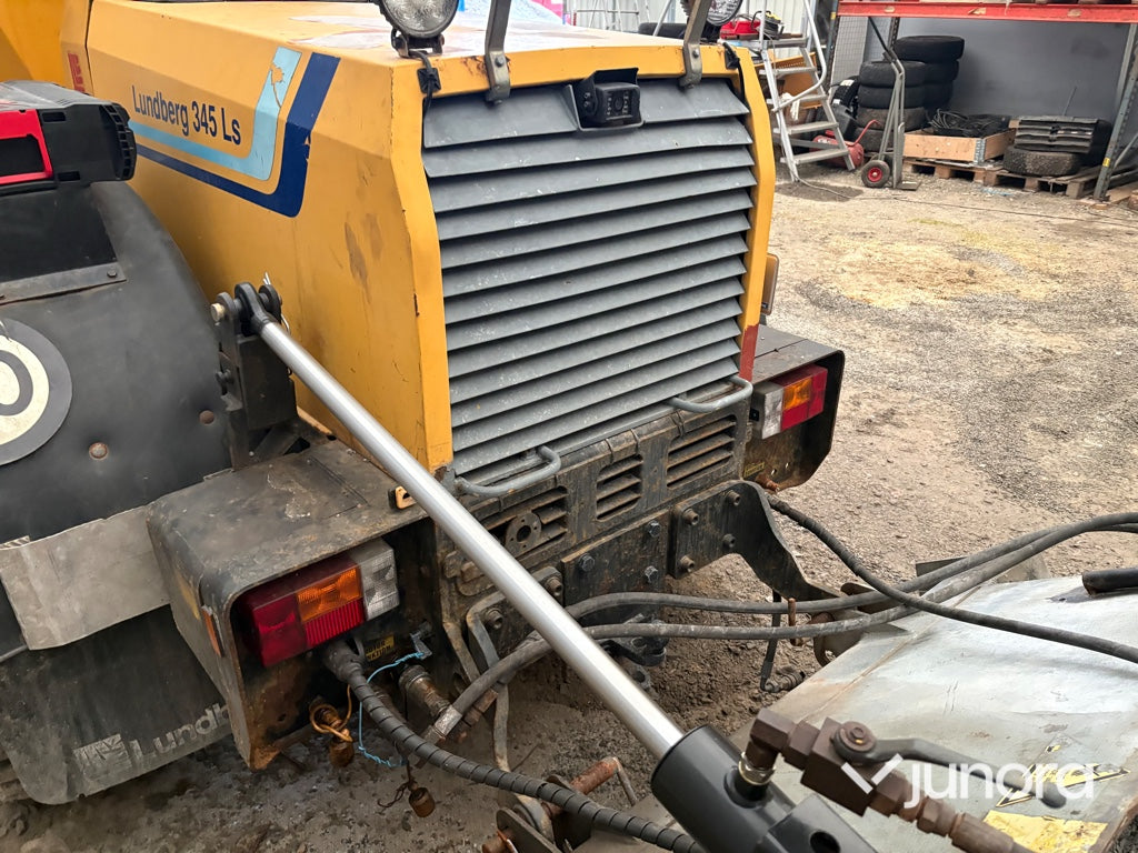 Redskapsbärare Lundberg 345 LS med vikplog och sandspridare