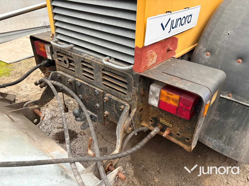 Redskapsbärare Lundberg 345 LS med vikplog och sandspridare