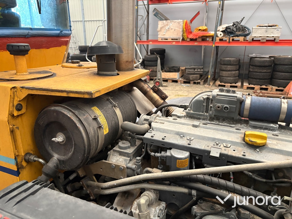Redskapsbärare Lundberg 345 LS med vikplog och sandspridare