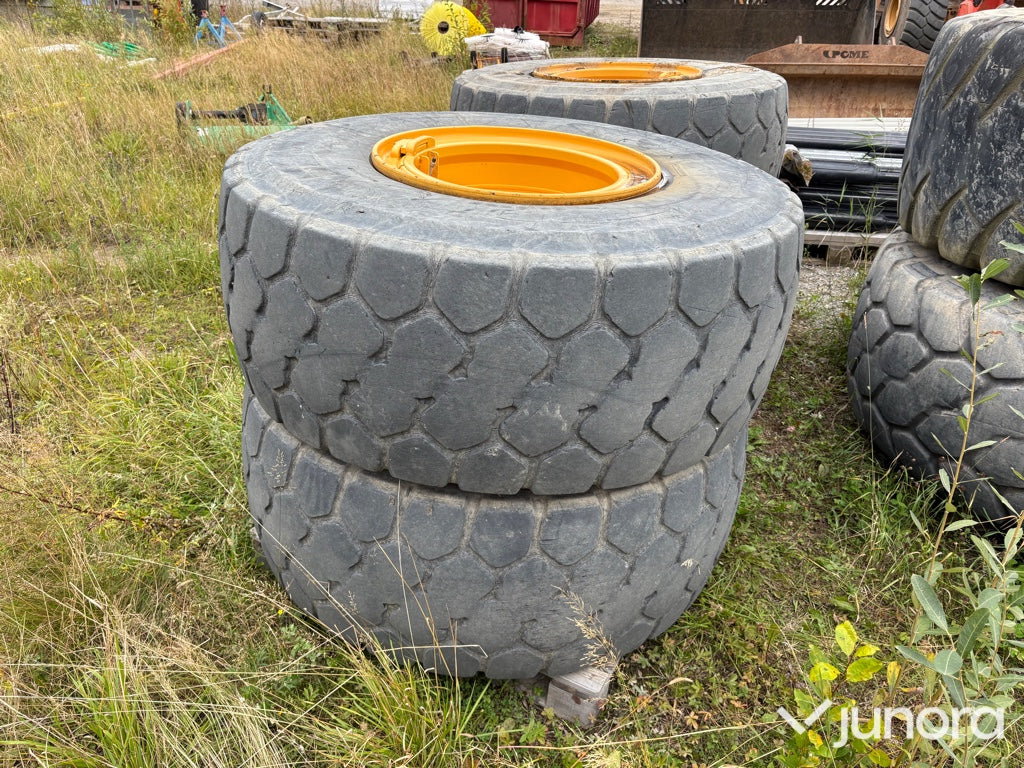 Däck Volvo L110H slitna med fälg