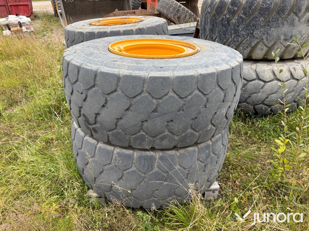 Däck Volvo L110H slitna med fälg