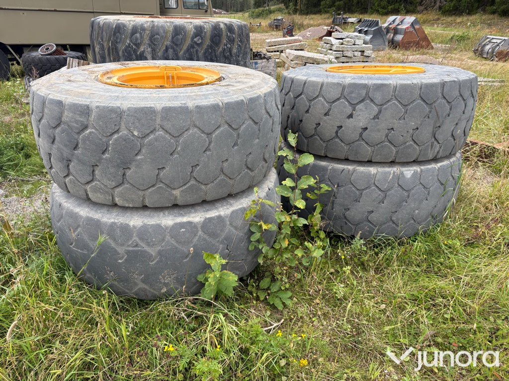 Däck Volvo L110H slitna med fälg