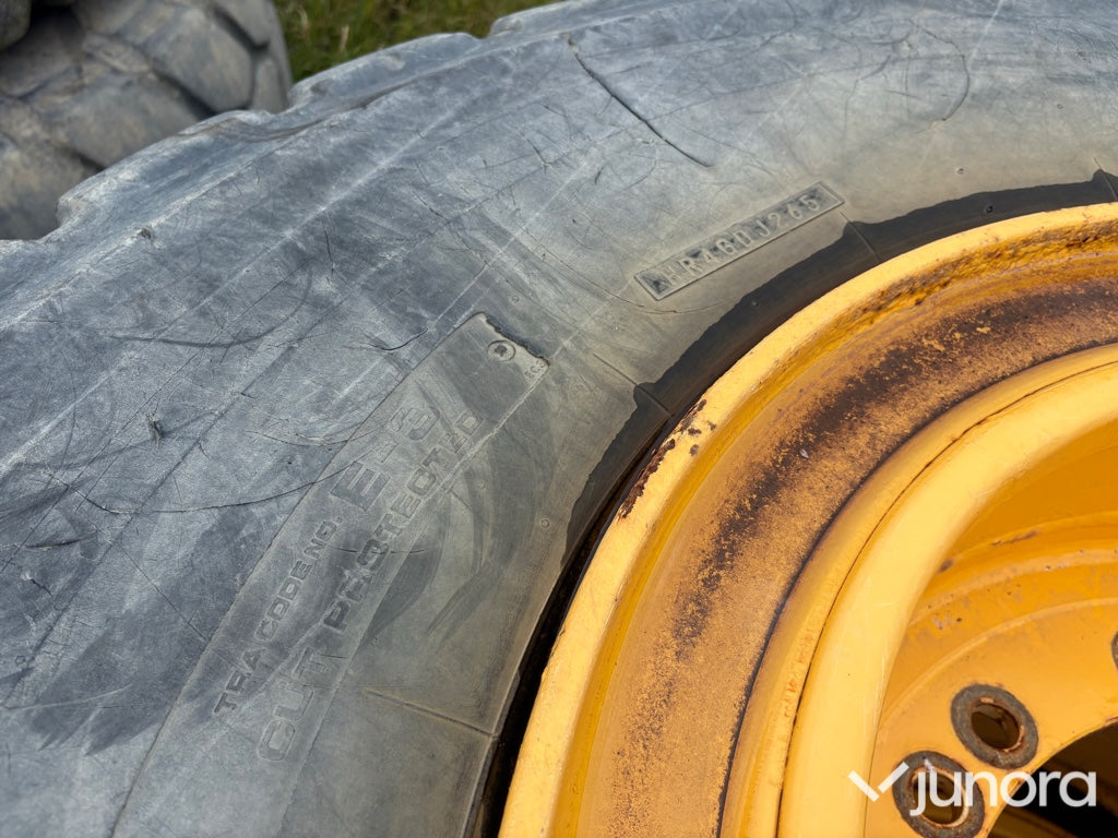 Däck Volvo L110H slitna med fälg
