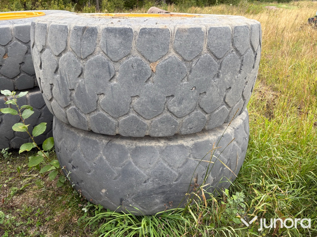Däck Volvo L110H slitna med fälg
