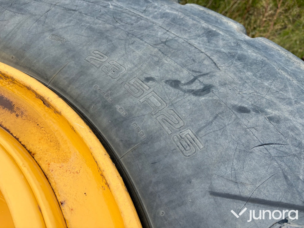 Däck Volvo L110H slitna med fälg