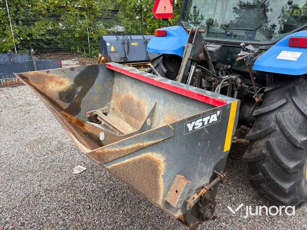 Traktor New Holland TL 90 med vikplog och sandspridare
