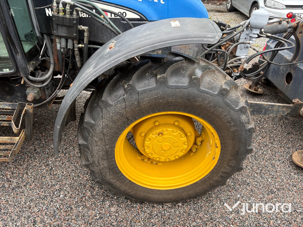 Traktor New Holland TL 90 med vikplog och sandspridare