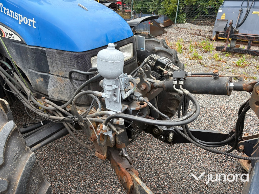 Traktor New Holland TL 90 med vikplog och sandspridare